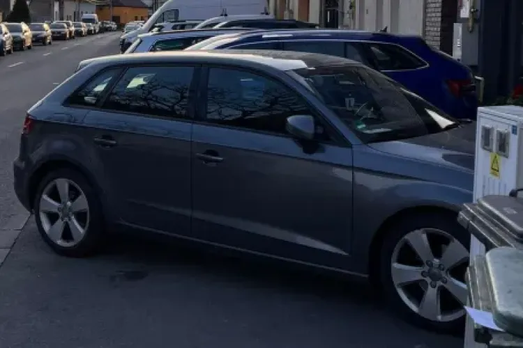 Haos pe o stradă din Cluj-Napoca! Trotuarul „a dispărut” sub mașini, iar pietonii sunt forțați să meargă pe carosabil 