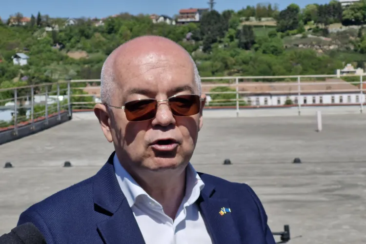 Emil Boc, apel tranșant înaintea moțiunii de cenzură: „Să negocieze până cad sub masă, dar să țină țara în picioare”