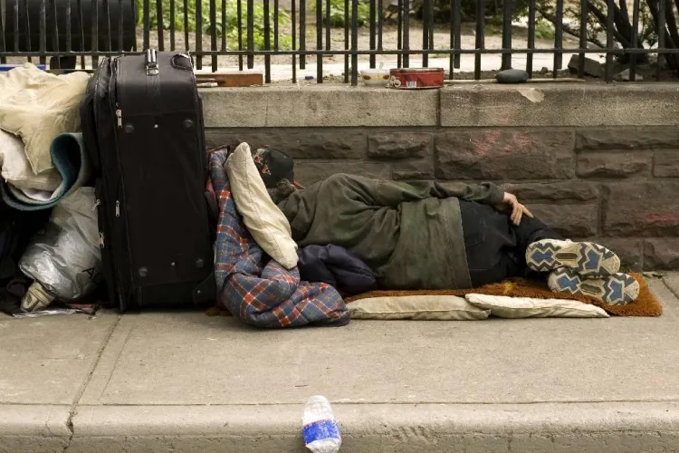 Oameni fără adăpost au transformat o stradă din Cluj într-un coșmar: Incendiu de vegetație, amenințări cu cuțitul și un tren oprit brusc în miez de noapte!