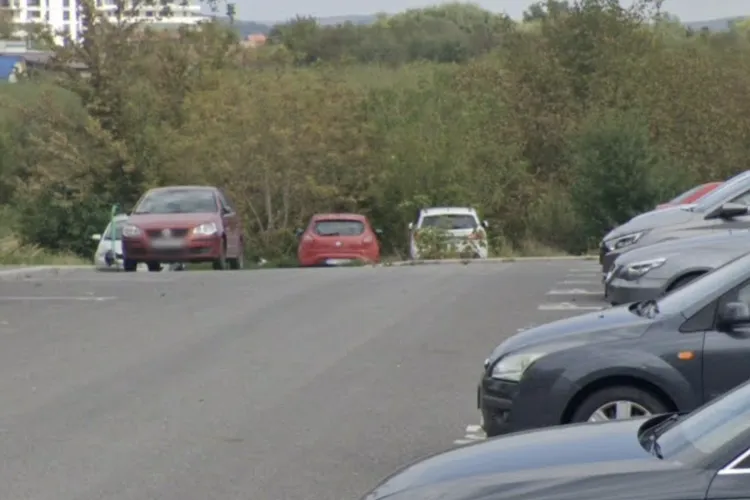 Coșmar la parcare pe o stradă din Cluj-Napoca! Locatarii nu mai pot intra pe locurile lor de parcare din cauza mașinilor lăsate neregulamentar