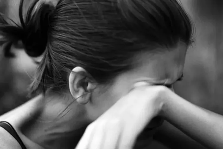 Trei eleve șantajate cu poze indecente de un tânăr gestionar. Pretindea relații intime ca să nu publice fotografiile: „Cum să facem s**, dacă eu nu vreau?”