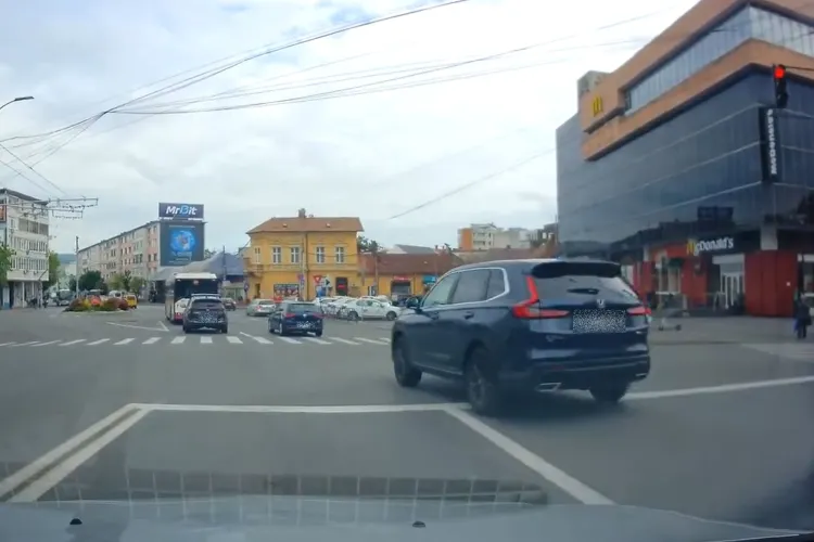 VIDEO. Moment incredibil în centrul Clujului! Un șofer a trecut pe roșu în Piața Mihai Viteazu, fără să-i pese de consecințe. Putea să fie o tragedie!