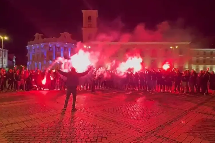 VIDEO. Ultrașii Universității Cluj au ocupat centrul Sibiului, cu 24 de ore înainte de finala Cupei: „Oo baby nu mă aștepta! Astăzi joacă U Cluj Napoca!”