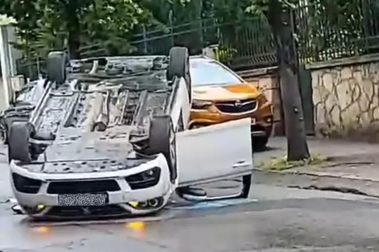  VIDEO Șoferul-cascador care a ajuns cu roțile în sus pe o stradă din Cluj, reținut. S-a urcat la volan rupt de beat și a provocat panică în trafic