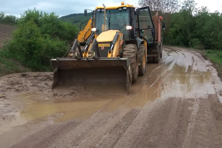 Intervenție de urgență pe un drum județean din Cluj după ploile torențiale! Drumarii au fost mobilizați rapid în teren
