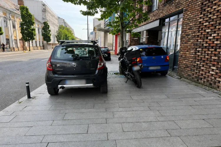 Parcare de zile mari în Cluj-Napoca! Șoferii au transformat trotuarul în „parcare VIP”