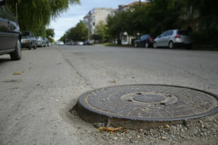 Capcană ascunsă în carosabil pe o stradă din Cluj: Un capac de canal nenivelat îi bagă în sperieți pe șoferi zilnic la intersecția cu Calea Dorobanților