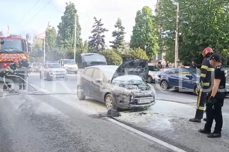 VIDEO. Mașină cuprinsă de flăcări în centrul Clujului! Trecătorii și polițiștii locali au sărit să o stingă. Au intervenit și pompierii 