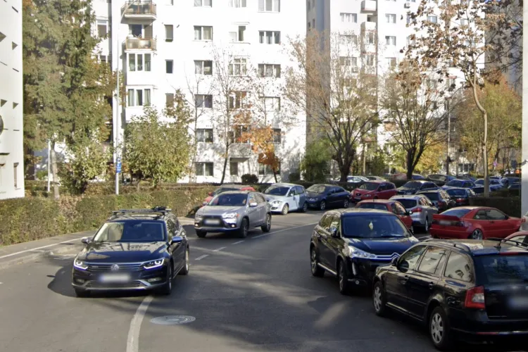 Pericol ignorat pe o stradă din Cluj-Napoca: Curbă fără trecere de pietoni unde copiii traversează zilnic spre grădiniță, iar mașinile vin cu viteză mare