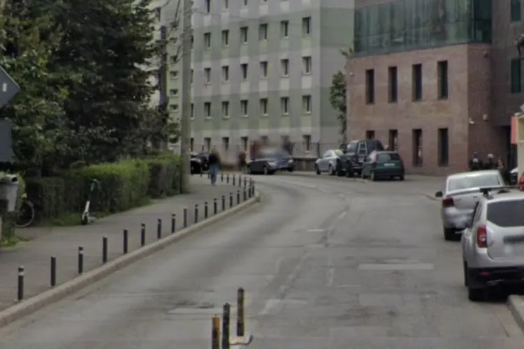 Clujenii, nevoiți să meargă pe carosabil din cauza șoferilor care parchează pe trotuar: „Trebuie să ieși pe stradă să ocolești mașina parcată aiurea!