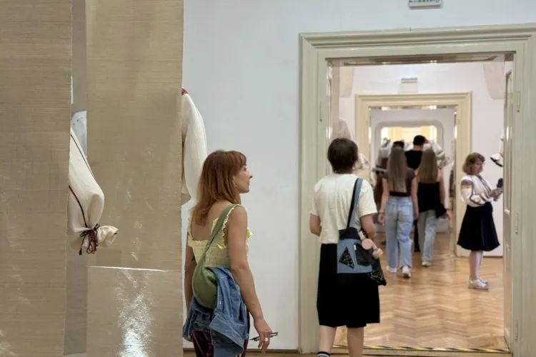 Noaptea Muzeelor transformă Clujul într-un maraton cultural cu intrare gratuită. Muzeul de Artă și cel Etnografic își deschid porțile până la miezul nopții