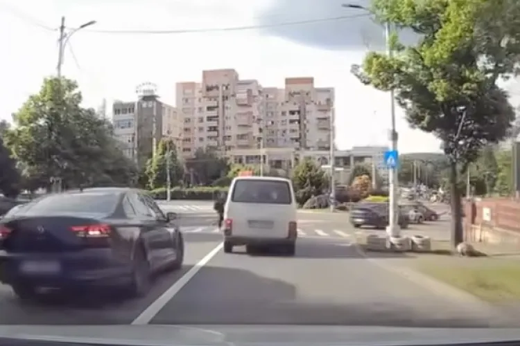 Imagini șocante în traficul din Cluj-Napoca! Un pieton putea fi spulberat pe trecerea de pietoni VIDEO 
