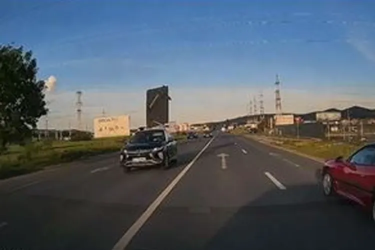 VIDEO Cluj. Cum să NU transporți ceva pe mașină. I-a zburat cu tot cu barele de susținere spre mașinile din spate