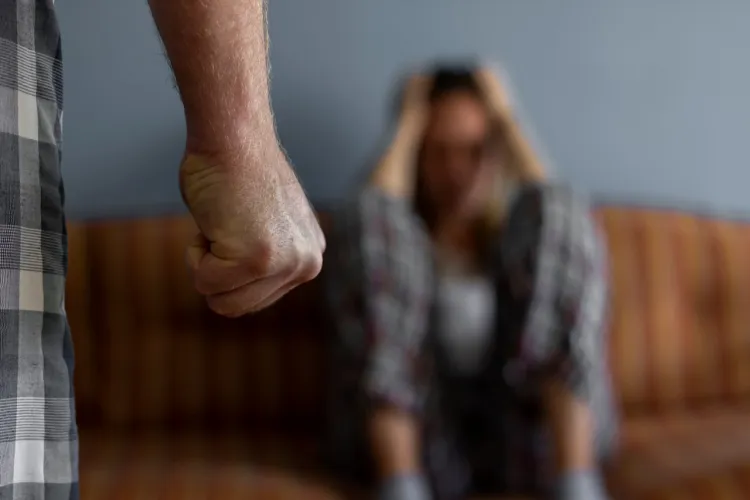 Un bărbat din Cluj și-a terorizat soția în casă, beat criță: Femeia a sunat disperată la 112, bărbatul a ajuns în reținere și cu ordin de protecție