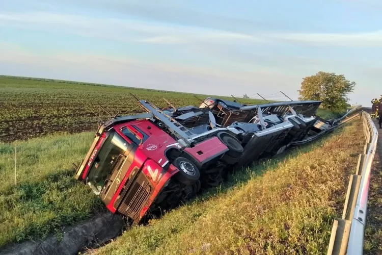 Trafic dat peste cap! Un TIR cu mașini a ajuns în afara carosabilului. Pompierii au intervenit de urgență  FOTO