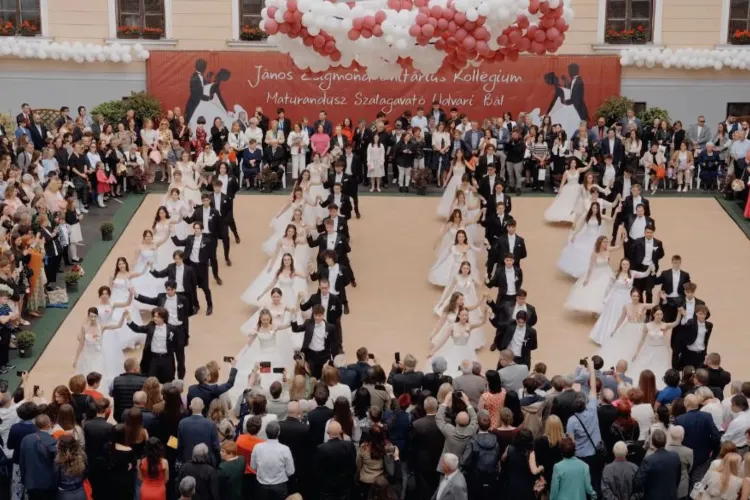 VIDEO. Nu există un mod mai frumos de a termina liceul: Pe ritm de vals, 32 de perechi de elevi au deschis Balul de Absolvire la Colegiul „János Zsigmond” 