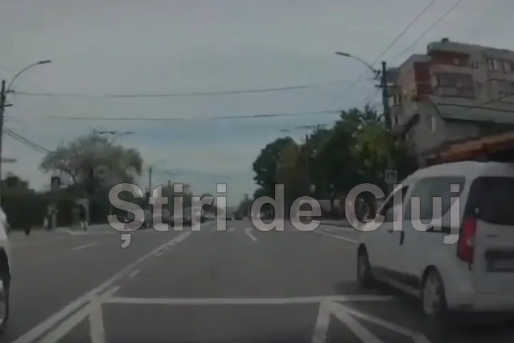 VIDEO. Un șofer inconștient a trecut pe roșu și era să spulbere azi mai mulți pietoni pe strada Aurel Vlaicu, în Cluj: „Roșu la semafor e pentru fraieri?!”