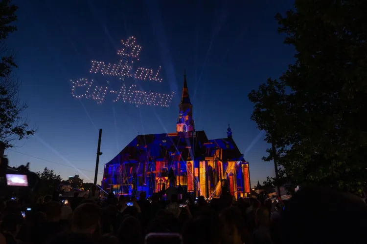 VIDEO / FOTO. Cerul Clujului s-a aprins la Zilele Clujului 2026! Zeci de mii de oameni au urmărit spectacolul impresionant de drone din Piața Unirii