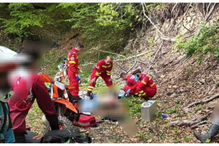 Tragedie după o tură de enduro: Un tânăr de 19 ani a murit după ce a căzut cu motocicleta într-o prăpastie. Eforturile de resuscitare, în zadar