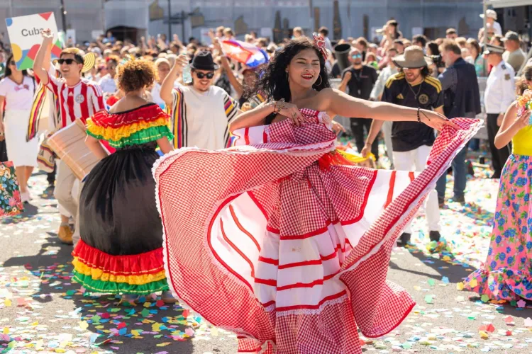 FOTO. Parada de la Zilele Clujului 2026 a transformat centrul orașului într-un carnaval uriaș! Imagini spectaculoase cu diversitatea din inima Clujului