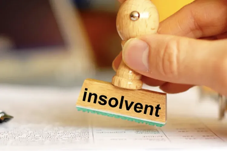 Românii se îneacă în datorii și cer tot mai des insolvența personală! Cererile s-au dublat în primele patru luni față de același interval din 2025