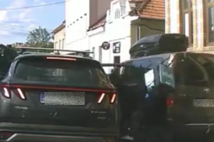 VIDEO. Momentul în care un livrator intră în plin în ușa lăsată deschisă de o mașină, în trafic. O șoferiță din Cluj oprise brusc ca să lase pe cineva 
