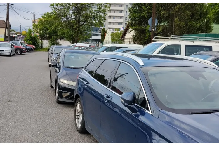 Haos într-o parcare din Cluj-Napoca! Patru șoferi au blocat complet accesul mașinilor