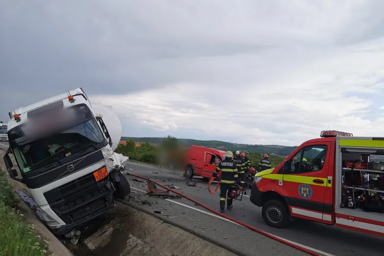 Accident grav pe Bulevardul Muncii spre Apahida! O persoană a rămas încarcerată după impactul dintre un autoturism și o autocisternă