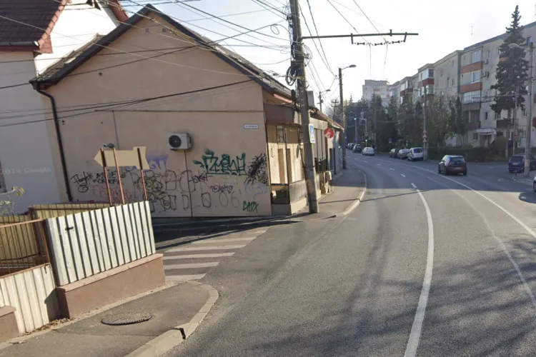 Capcană rutieră lângă o grădiniță din Cluj: Vizibilitate zero după curbă, pietoni nevoiți să ocolească mașinile blocate pe trecere 