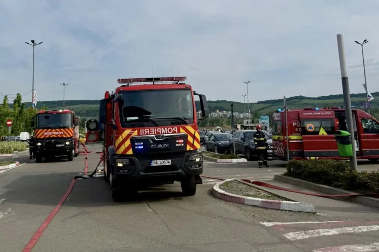 Incendiu simulat la un centru comercial din Cluj-Napoca! Pompierii au intervenit cu mai multe autospeciale și au stabilizat victimele