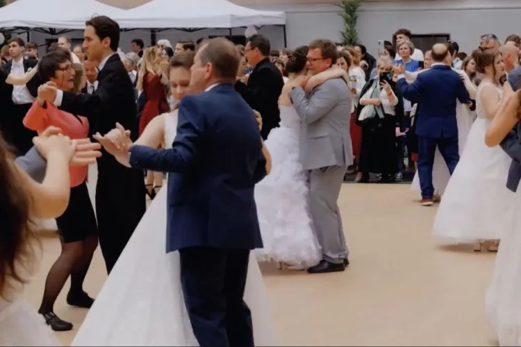 VIDEO. Ce moment pentru parinții elevilor de la Janos Zsigmond: Cu lacrimi în ochi, au fost invitați la dans de copiii lor, proaspăt absolvenți