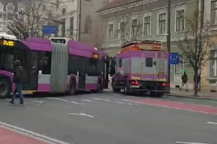 Troleibuz implicat într-un accident cu o autoutilitară în Piața Avram Iancu din Cluj, în urmă cu puțin timp: 30 de persoane evacuate. Un pasager rănit!