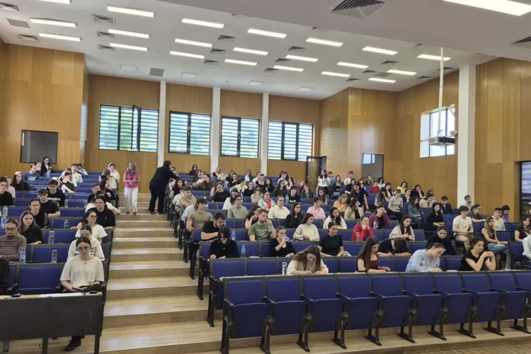 Emoții uriașe la UMF Cluj! Aproape 1.200 de candidați și-au testat cunoștințele la simularea examenului de admitere