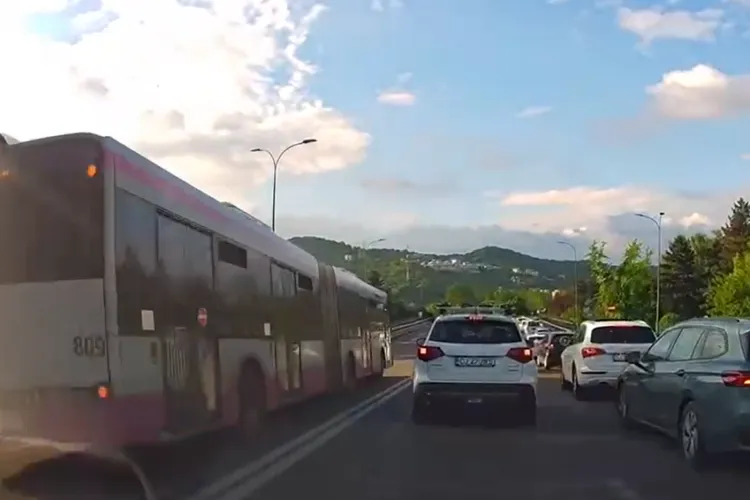 VIDEO. Șoferul de autobuz care depășea periculos în Cluj-Napoca pe linie continuă a fost prins de polițiști: A plătit scump pentru manevra riscantă! 