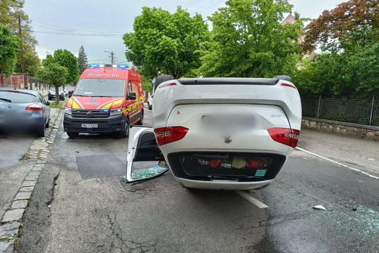 Accident dramatic pe strada Brașov din Cluj-Napoca: Un bărbat a fost rănit după ce mașina în care se afla a lovit altă mașină și apoi s-a răsturnat