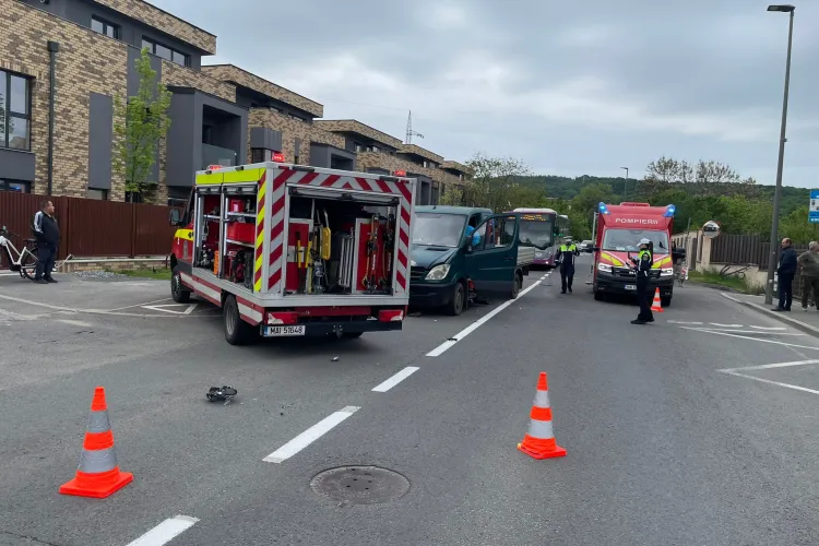 Accident tragic în Cluj-Napoca: Tânăr de 30 de ani decedat după ce motocicleta i-a fost spulberată de o autoutilitară. Intervenție dramatică a echipajelor
