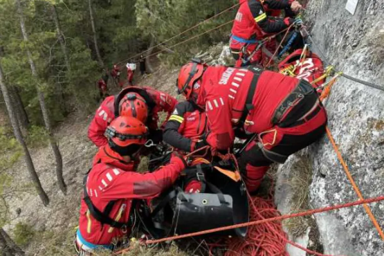 Misiune dramatică pe munte! Doi turiști au fost salvați, după ore întregi de intervenție