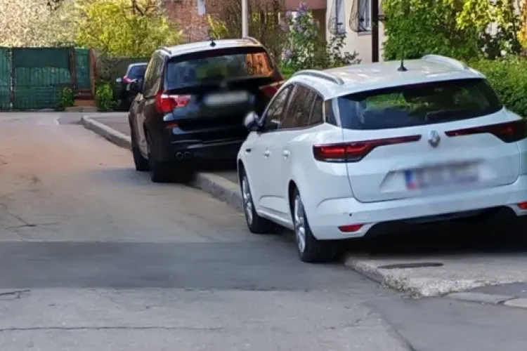 Haos pe o stradă din Cluj-Napoca! Locatarii spun că rămân blocați aproape zilnic din cauza mașinilor parcate