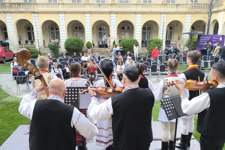 Curtea Muzeului de Artă din Cluj, plină de folclor și emoție! Tinerii din județ au dus tradiția pe scenă la un eveniment dedicat lui Brâncuși