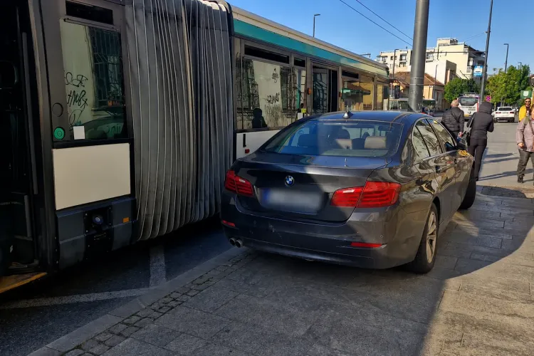 Nesimțire de zile mari la Cluj-Napoca! Un șofer cu BMW și-a uitat bunul simț acasă și mașina în stația de autobuz
