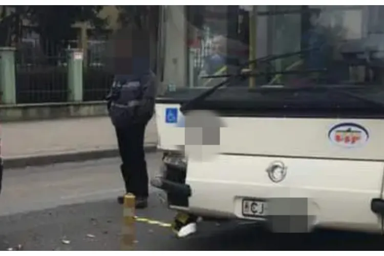 Cum s-a produs accidentul din Piața Avram Iancu din Cluj-Napoca, unde un troleibuz și autoutilitară au fost implicate și 30 de persoane evacuate