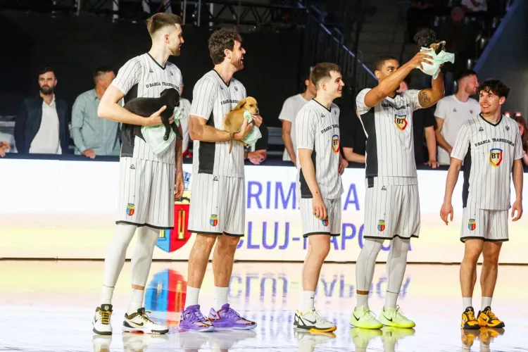 Emoție la BT Arena! Baschetul clujean și cățeii fără stăpân au cucerit inimile fanilor în campania „Adoptă un prieten pe viață” - VIDEO