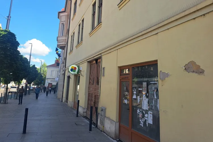 Familie din centrul Clujului, mutată de urgență. Apartamentul în care locuiesc oamenii a devenit pericol public: igrasie, infiltrații și risc de prăbușire