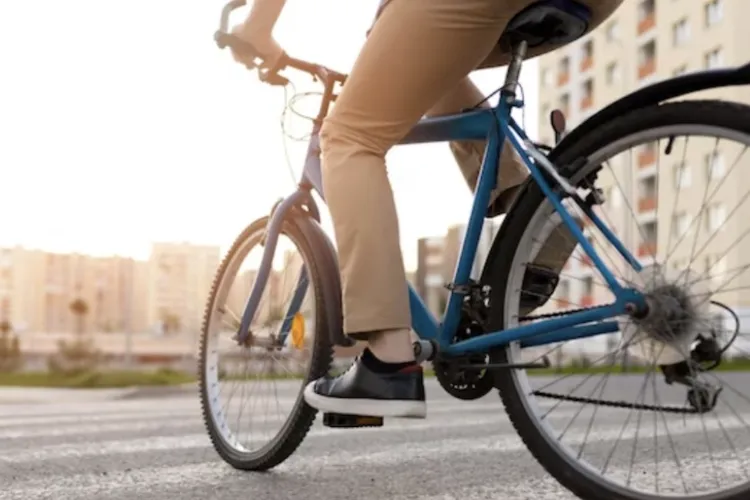 Biciclist din Cluj, la un pas de accident pe strada din Cluj-napoca: O șoferiță nu i-a lăsat nici un metru distanță în trafic