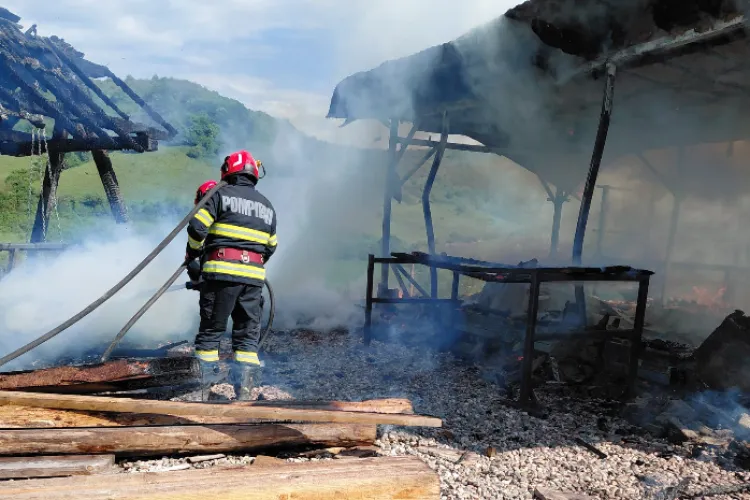 Panică într-o comună din Cluj după un incendiu izbucnit într-o gospodărie! Pompierii au intervenit de urgență