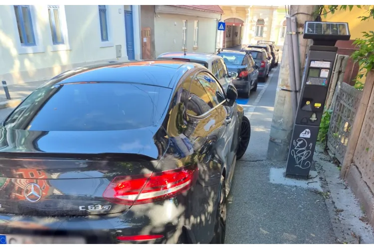 Șofer de Mercedes, „stăpân” pe o stradă din Cluj-Napoca! A blocat aproape tot trotuarul 