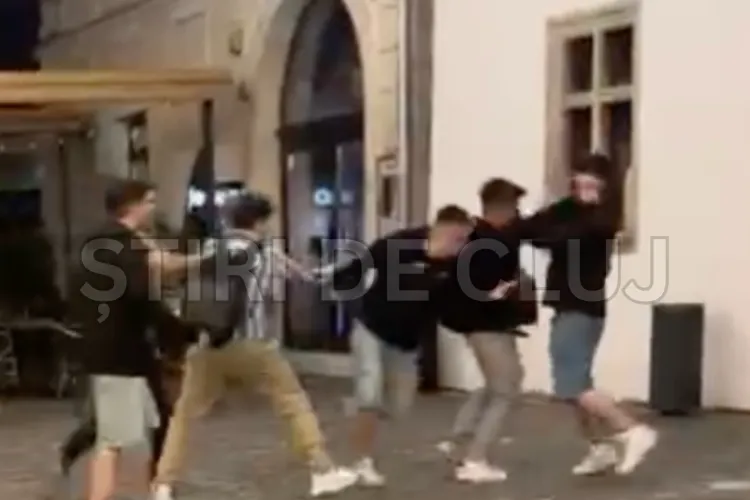 VIDEO. Altercație violentă în centrul Clujului în toiul nopții! Mai mulți tineri s-au luat la bătaie în Piața Muzeului: „Cred că au continuat ulterior”