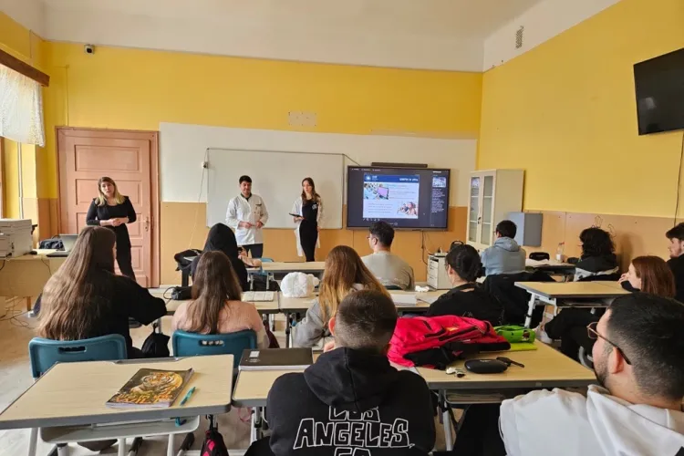 Cum arată viitorul unui farmacist? UMF Cluj le-a răspuns direct liceenilor din județ: „O carieră construită pe știință și grijă față de comunitate