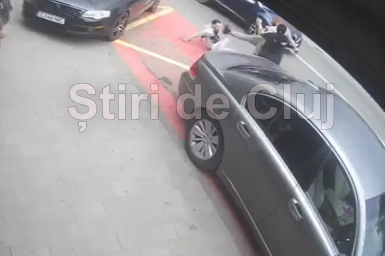 EXCLUSIV VIDEO Șocant: Bătaie cruntă în stradă, în plină zi! Clujean: „Mi-a spart nasul și arcada cu un box metalic. M-a lovit de față cu polițistul local”