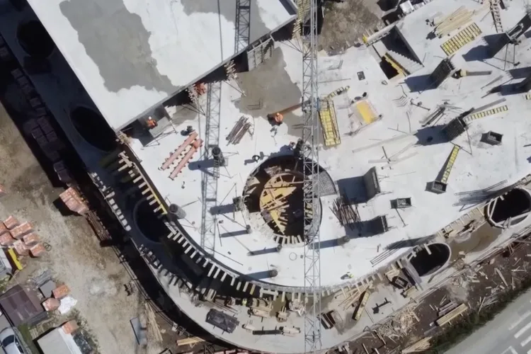 VIDEO. Școala mult așteptată din Florești avansează rapid! Primul corp are structura finalizată 100%, al doilea a ajuns la 80%: Imagini noi de pe șantier